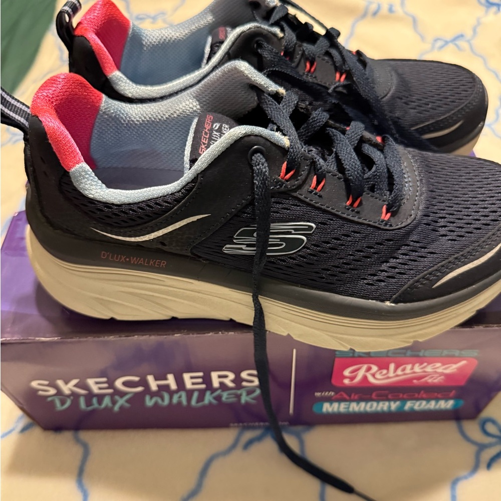 Skechers D'LUX Walker Black and Pink Shoes Only wore once. Look brand new.